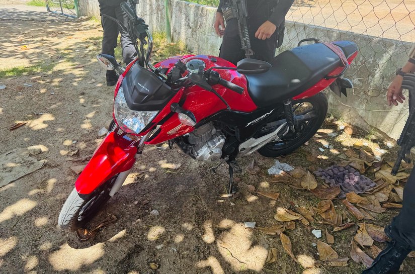 Policiais da Oplit recuperam moto roubada no bairro do Bom Parto