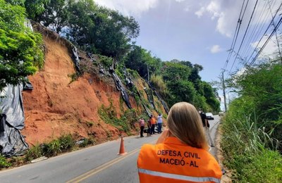 Prefeitura de Maceió realiza ações de prevenção às chuvas na Ladeira de Fernão Velho