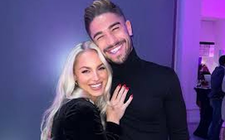 Casal de jogadores 'mais bonito do mundo' posa em clique raro e celebra 1 ano de namoro; saiba quem são