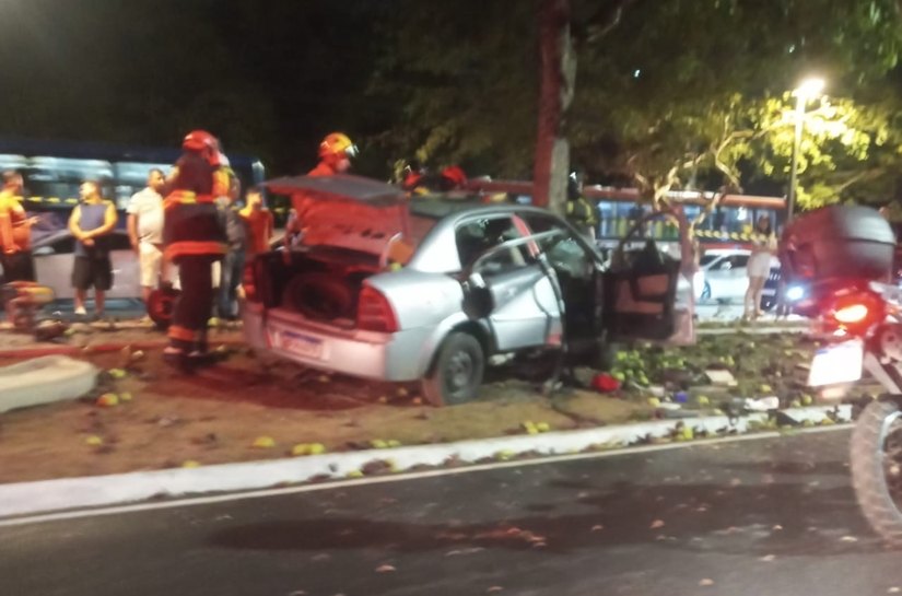 Homem morre ao colidir carro contra árvore, na Avenida Durval de Góes Monteiro