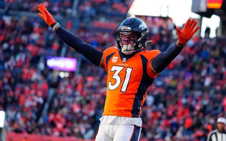 Justin Simmons, safety do Denver Broncos, duas vezes selecionado para o Pro Bowl, se aposenta após 32 interceptações em sua carreira de 9 anos.