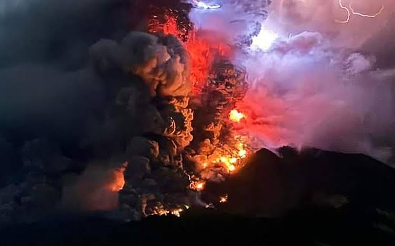 Nuvens de gás, raios e detritos: vídeos mostram erupção de vulcão do Monte Ruang, na Indonésia