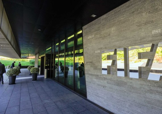 Fifa libera atletas russos e ucranianos para suspenderem contratos com clubes