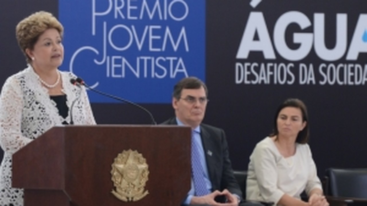 Dilma fala sobre consumo consciente de água, durante entrega do Prêmio Jovem Cientista