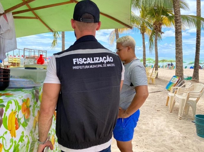 Ação integrada orienta ambulantes na faixa de areia da orla marítima de Maceió