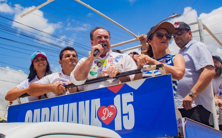 Casa a casa, prefeito Luciano recebe o carinho dos moradores de Bananeiras
