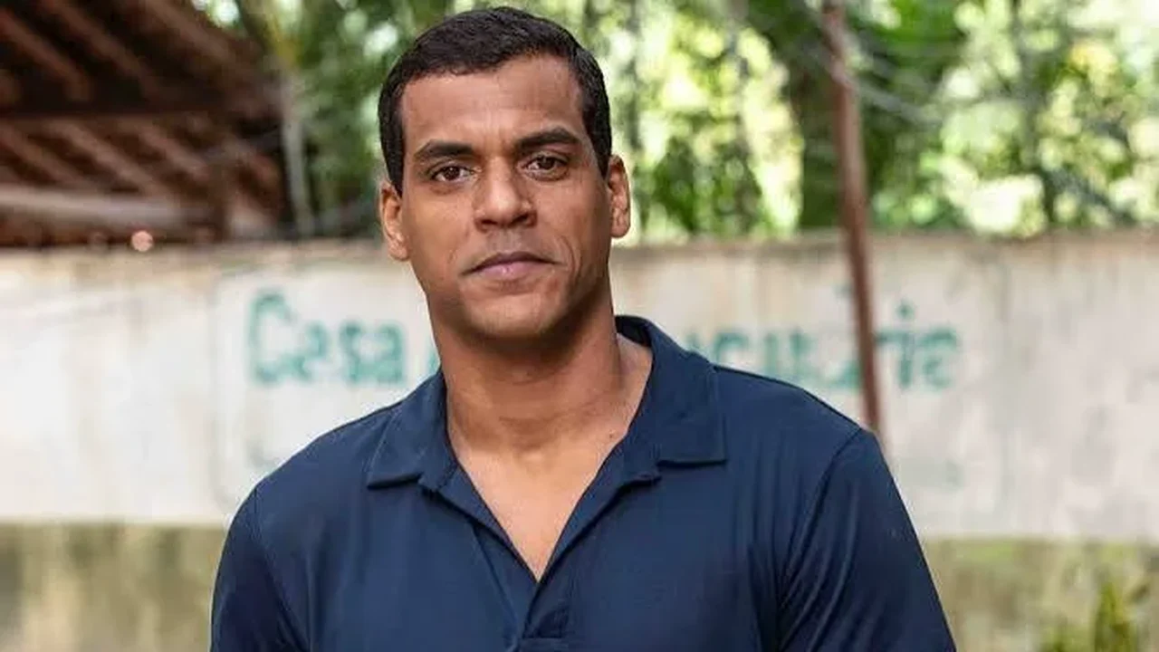 De sunga, Marcello Melo Jr. agita web com fotos de bastidores; comentário da namorada chama atenção