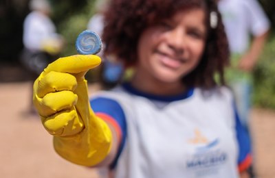 Com apoio de parceiros, Alurb realiza mutirão de limpeza na foz do Riacho Jacarecica