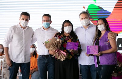 Renan Filho inspeciona obras no Hospital da Criança e homenageia as mulheres alagoanas 