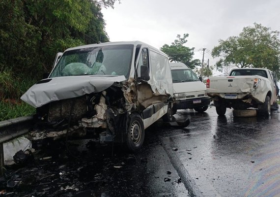 Acidente entre caminhonete, van e ônibus causa congestionamento na Ladeira do Catolé, em Maceió