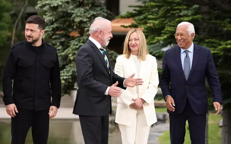 Lula se distrai durante foto oficial de líderes do G7