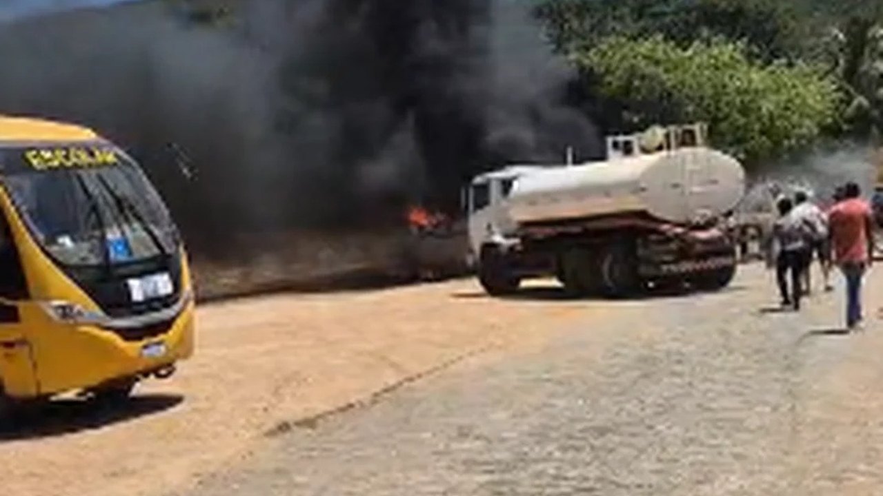 Ônibus pega fogo no pátio de secretaria em Coité do Nóia