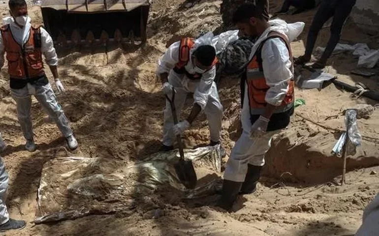 Moradores de Gaza procuram parentes entre os mais de 300 corpos em vala comum de hospital