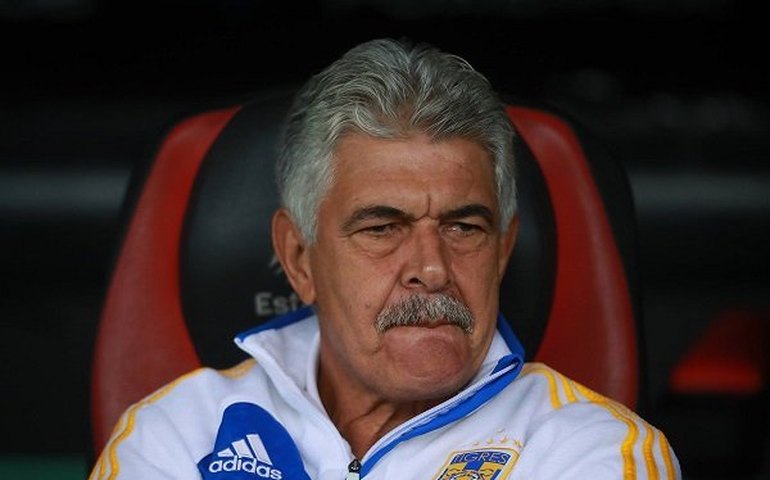 Técnico brasileiro é punido no México por brincadeira homofóbica e se desculpa