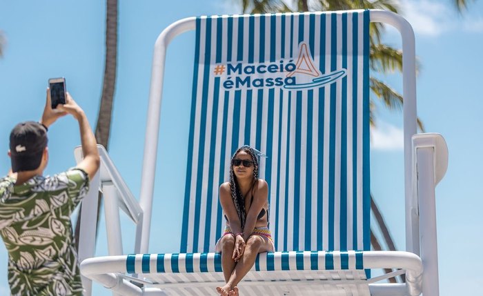 Cadeira de praia gigante instalada na orla de Maceió