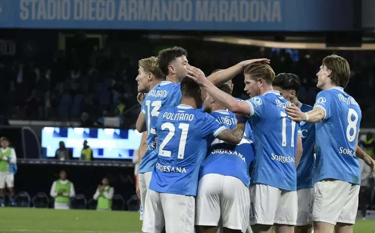 Napoli goleia em casa e impede título antecipado da Internazionale