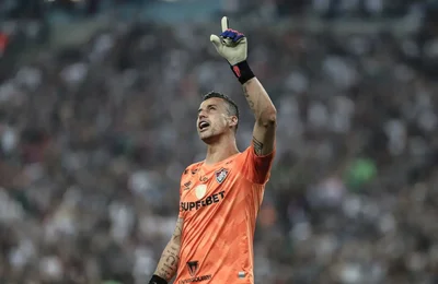 Fábio vira jogador com mais partidas disputadas no futebol mundial