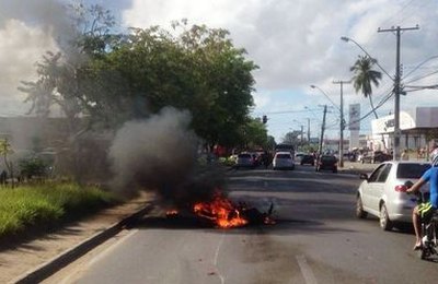 Moto pega fogo após acidente com carro em Maceió