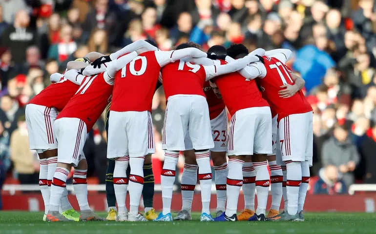 Arsenal goleia lanterna por 6 a 0 e segue na perseguição aos líderes do Campeonato Inglês