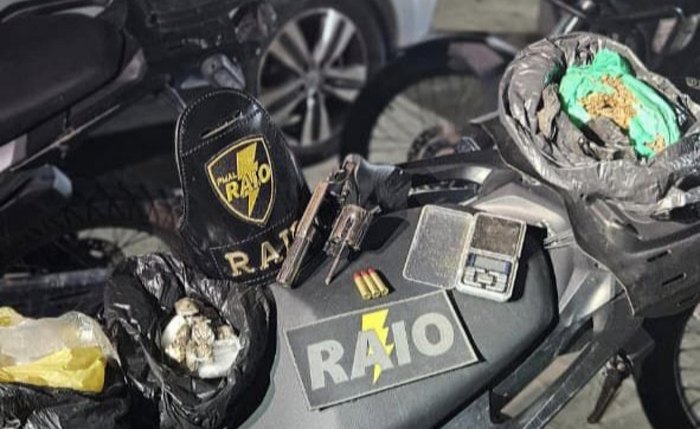 Com o suspeito, a polícia apreendeu maconha, balança de precisão e um revólver
