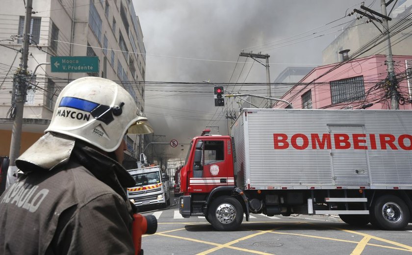 Bombeiros controlam incêndio em shopping no centro de São Paulo