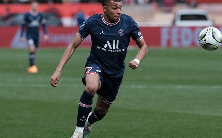 Neymar é expulso, mas Mbappé marca de pênalti no fim e garante vitória do PSG