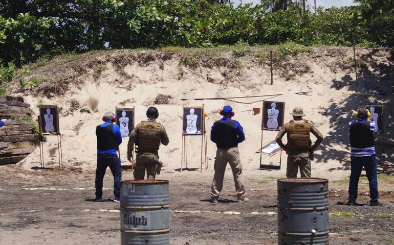 Peritos criminais da Polícia Científica participam de instrução de tiros na sede do Bope