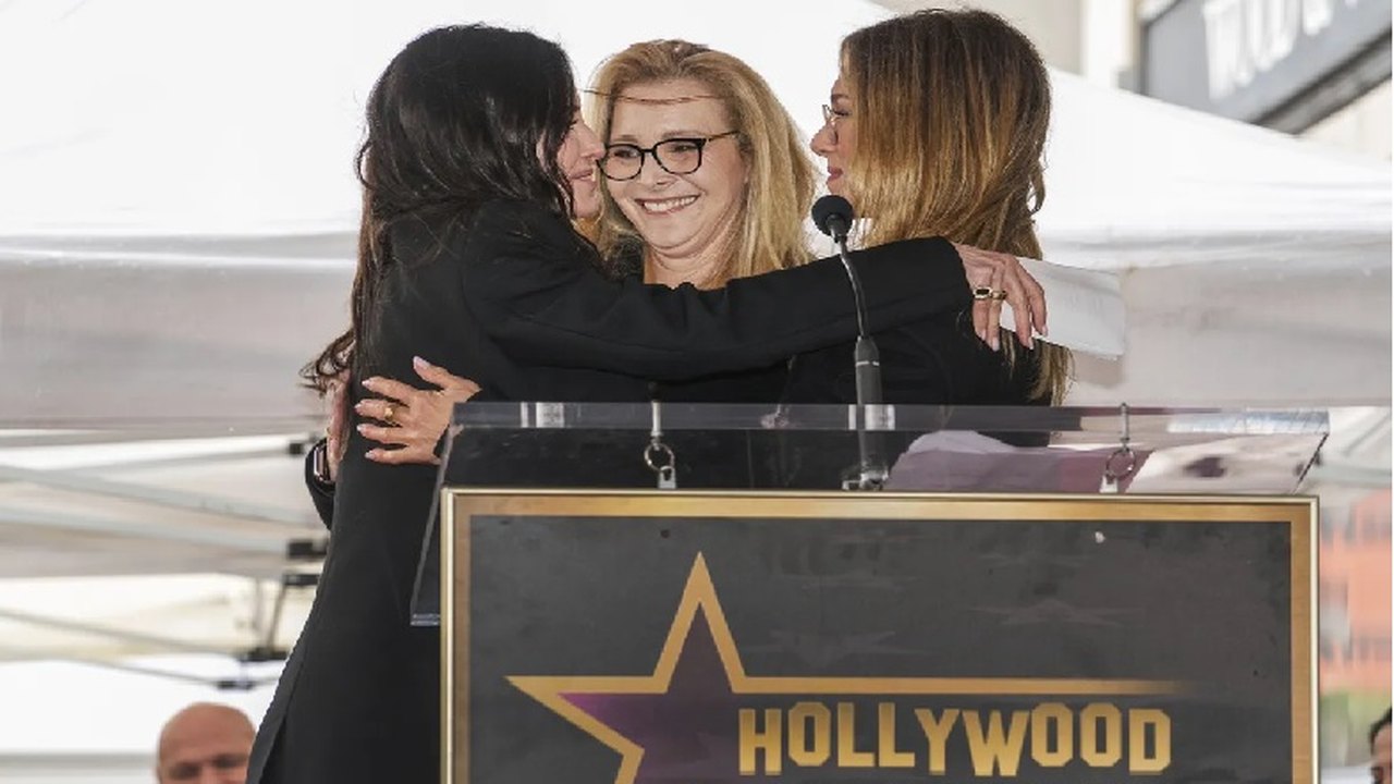 Courteney Cox reencontra elenco de ‘Friends’ durante homenagem na Calçada da Fama