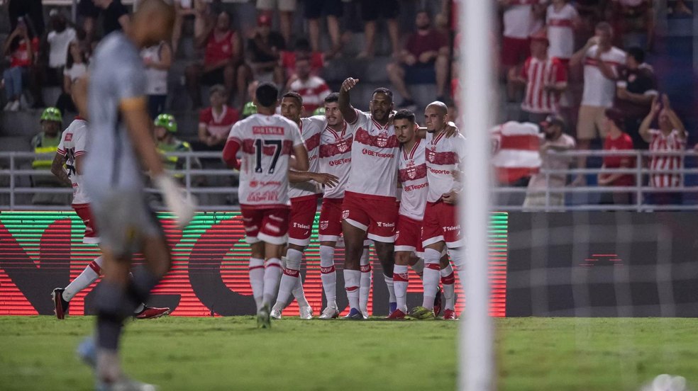 CRB vence o Amazonas e fica a quatro pontos do G-4
