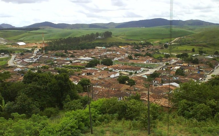 Casal efetua reparos na adutora que abastece Flexeiras nesta quarta-feira (14)