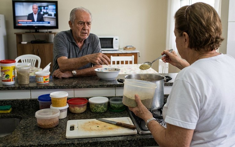 Estudo brasileiro com mais 8 mil idosos revela hábito oculto no consumo de sal; entenda