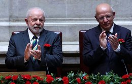 Lula participa de comemorações da Revolução dos Cravos em Portugal