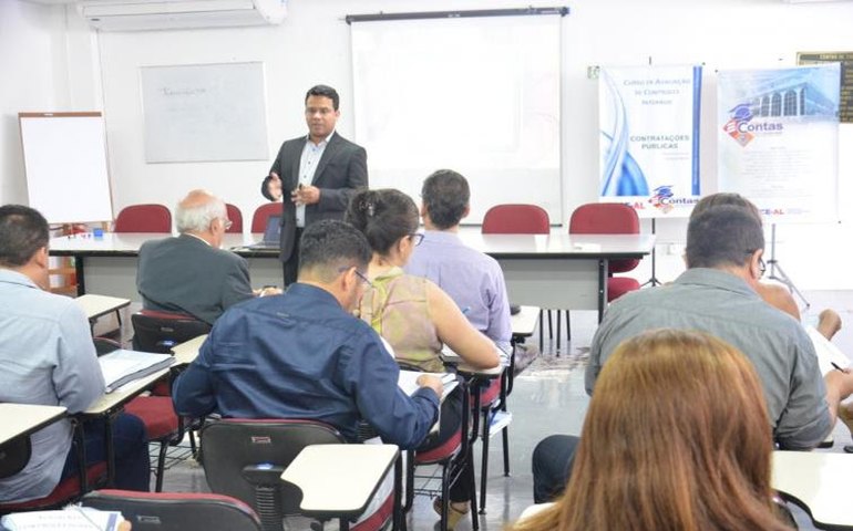 Controle Interno: Escola de Contas do TCE realiza curso sobre Contratações Públicas
