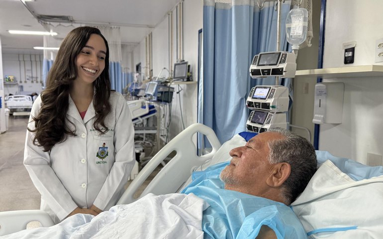 AVC Dá Sinais: aposentado sofre 'derrame' na calçada de casa e tem a vida salva no HGE