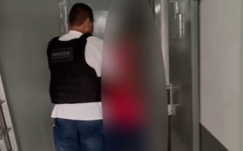Homem foragido por homicídio é preso no Santos Dumont, em Maceió