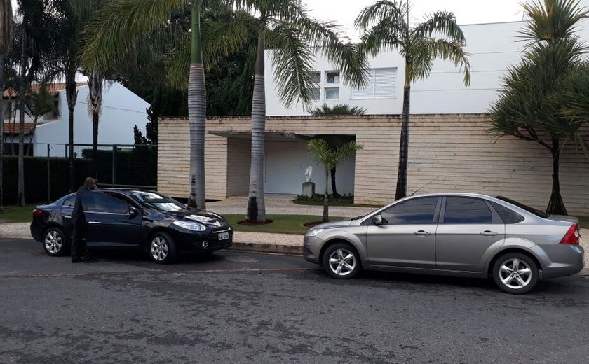 PF e MPF cumprem mandados em endereços ligados a Aécio Neves no Rio