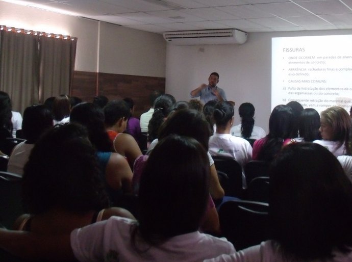 Construindo com Mulheres: Projeto oferece oficina de tintas e texturas