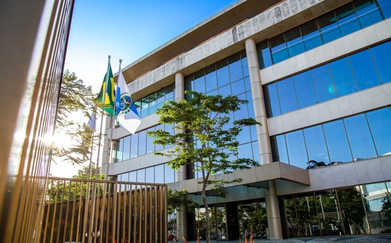 Entenda como funcionará a cota para pessoas trans na UFRJ, maior universidade federal do Brasil