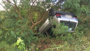 Universitária perde controle do carro e capota em Aracaju / Foto: Foto: Aline Aragão/TV Atalaia
