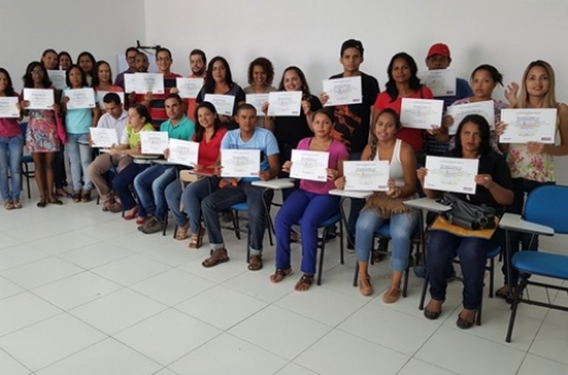 Frente do Emprego entrega certificado de curso a trabalhadores