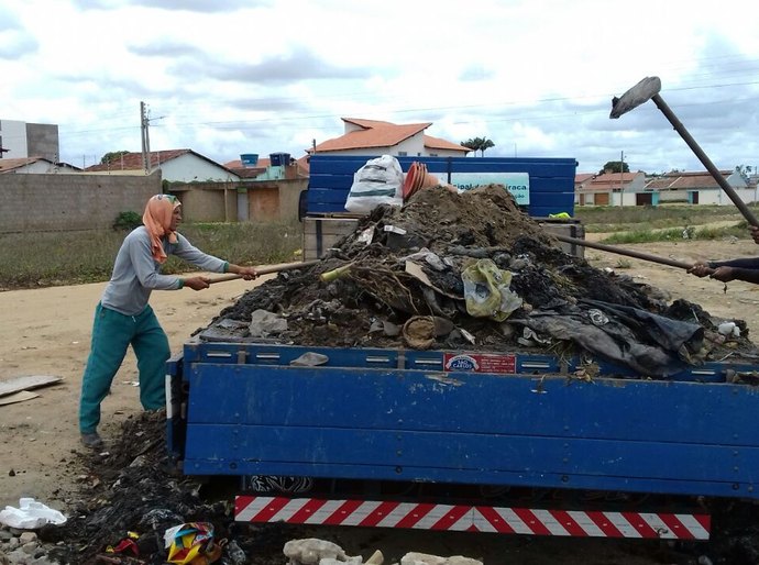 Prefeitura inicia limpeza do Riacho Piauí e de galerias em bairros de Arapiraca