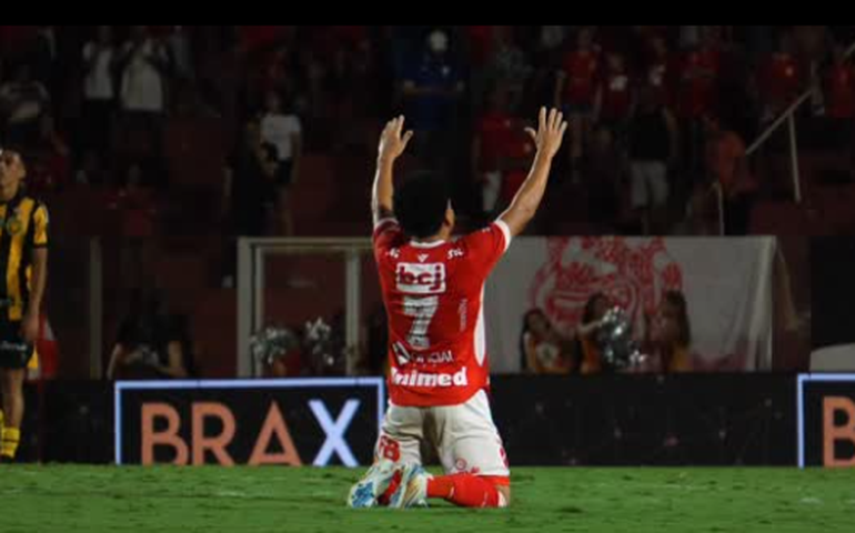 Vila Nova bate Amazonas com bola parada no fim do jogo e respira na Série B