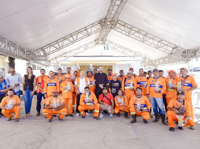 Equipe da prefeitura de Palmeira prestigia café da manhã em homenagem a garis no novenário de São Vicente de Paulo