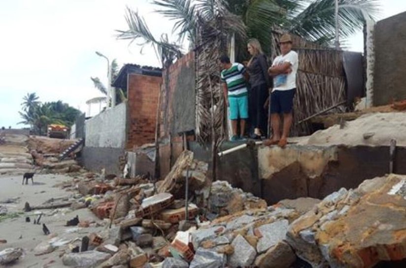 Casas desabaram e chuvas ainda preocupam em Barra de Santo Antônio