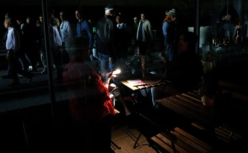 Premiê Sánchez anuncia restabelecimento parcial da eletricidade após apagão na Espanha