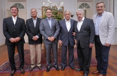 Renan Filho reúne em encontro histórico cinco ex-governadores