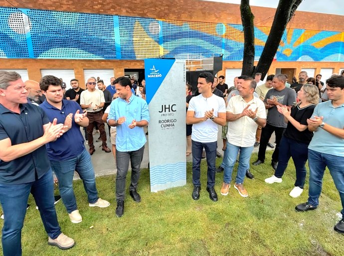 Marx Beltrão prestigia inauguração do novo mercado do Benedito Bentes e destaca impacto positivo da obra para economia da região