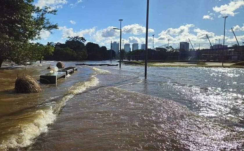 Guaíba transborda e orla de Porto Alegre é invadida pela água