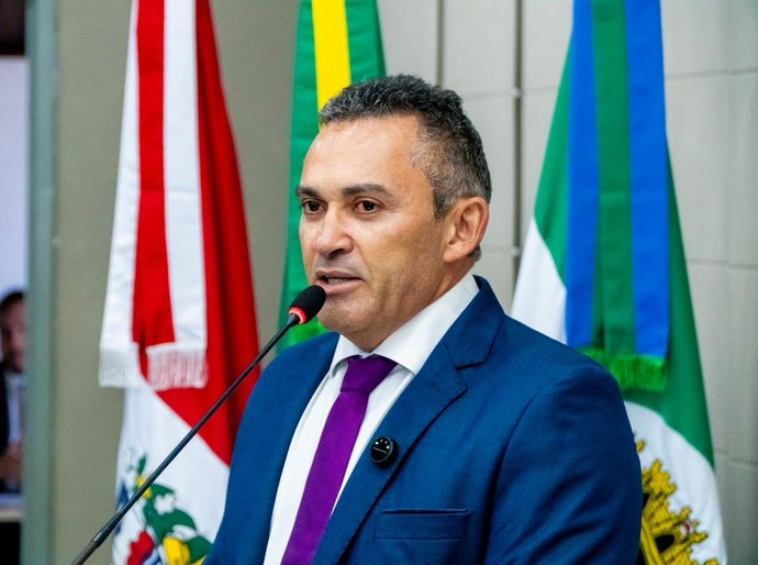 Vereador defende resolver impasses sobre moradia e assistência no Village Campestre