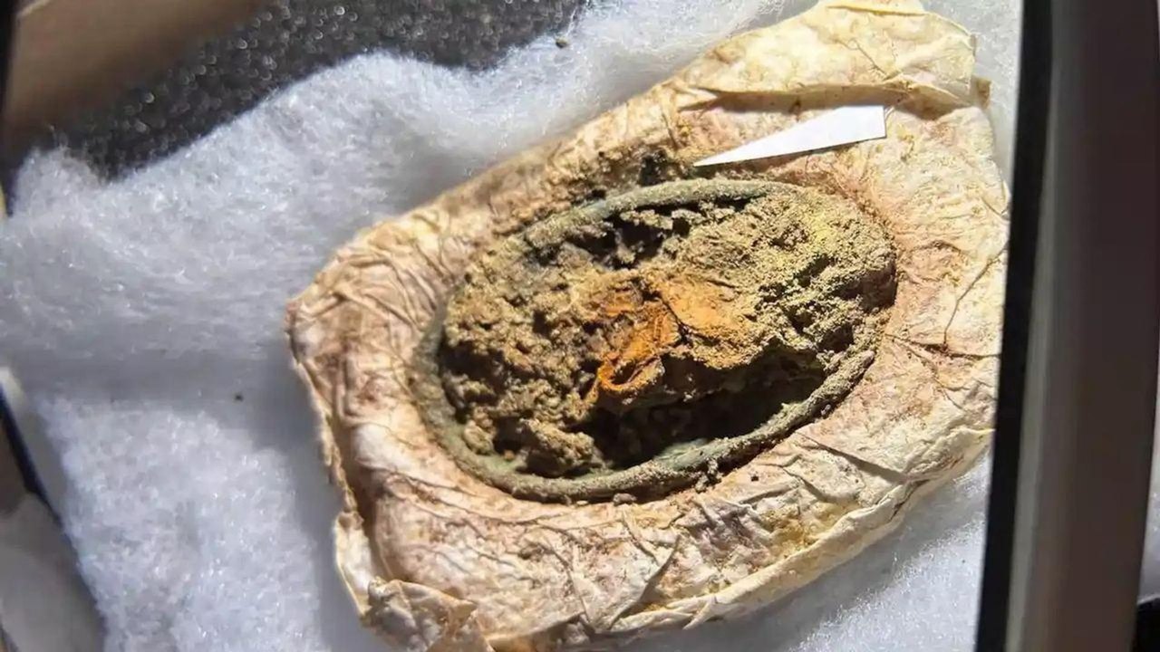 Sepultura viking preserva tecidos raros e revela vestuário de jovem há 1.300 anos
